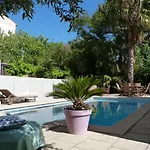 Maison jardin grande piscine , sortie bateau possible